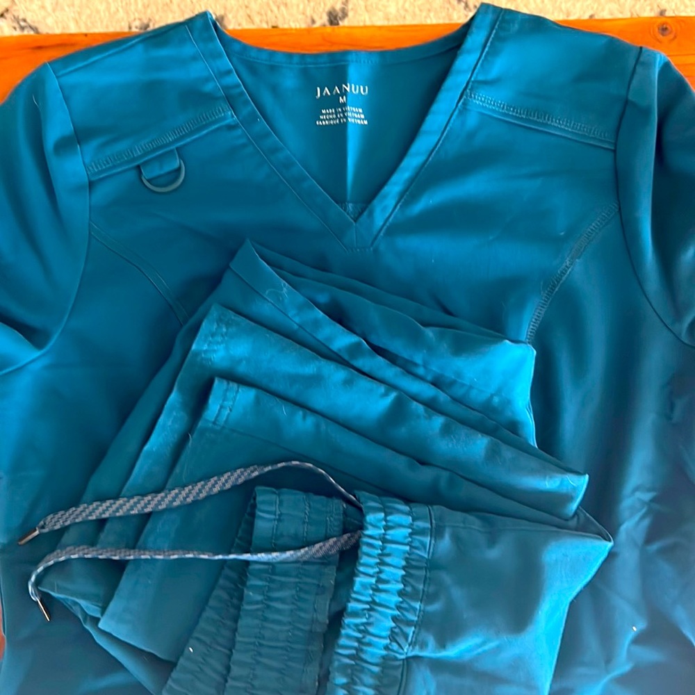 Size medium scrub set. Rarely worn